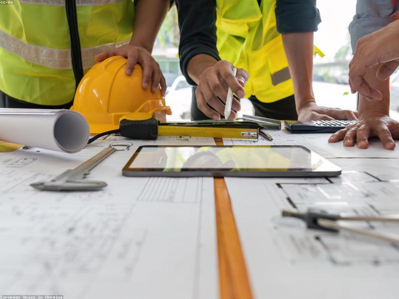 An estimator working through a takeoff on a large monitor.